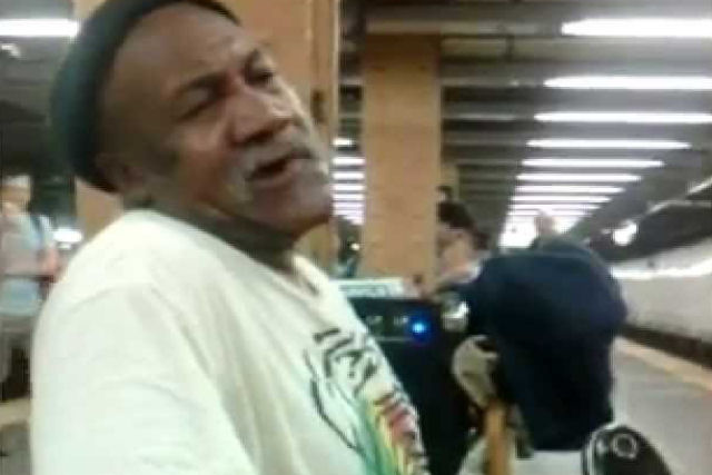 Veja só como canta este homem sem-teto em um metrô de Nova Iorque
