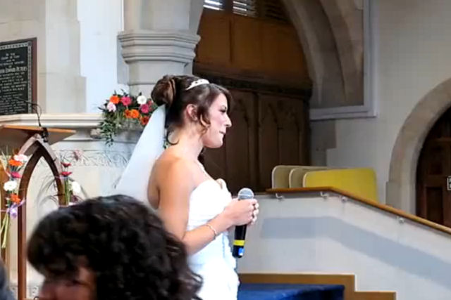 Jovem faz a mais incrível surpresa ao noivo durante o casamento