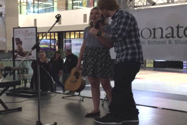Ed Sheeran surpreende garota cantando sua canção no shopping e junta-se a ela
