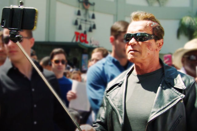 Arnold Schwarzenegger brinca com fãs fingindo ser estátua do Exterminador em museu de cera