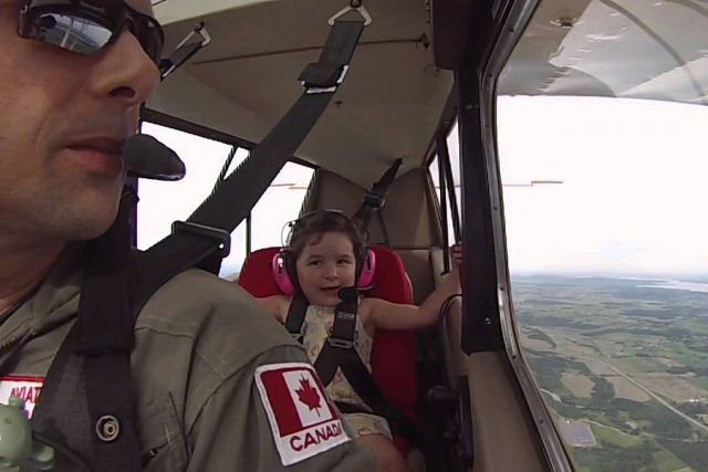 Pai leva filha de 4 anos em um passeio de avião que ela nunca vai esquecer