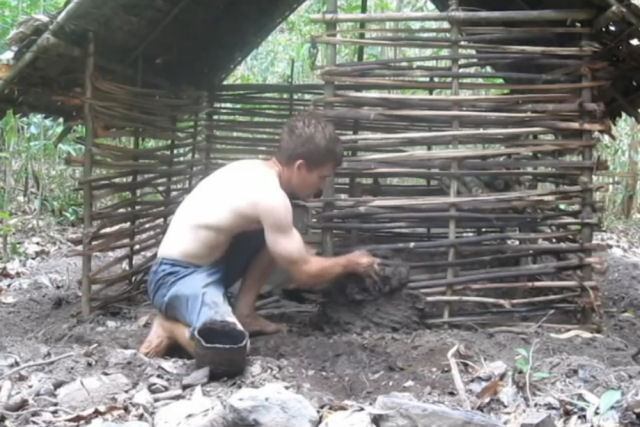 Jovem constrói uma cabana primitiva utilizando apenas materiais encontrados na natureza