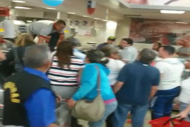 Venezuelanos saem no braço para comprar carne