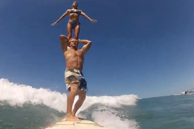 Este duo de surfistas irá surpreendê-lo com suas acrobacias incríveis