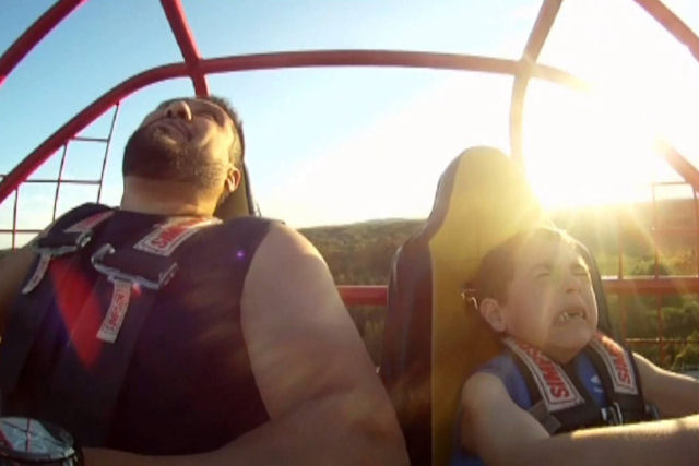 Pai e filho enfrentam seus maiores medos em uma atração do parque de diversões