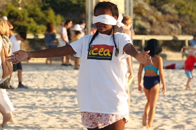 Australiana vendada pede abraços a estranhos na praia