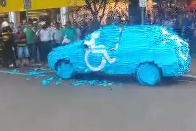 A pegadinha com o carro estacionado em vaga para deficientes