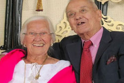 Depois de 75 anos casados, este casal morreu abraçado com horas de diferença