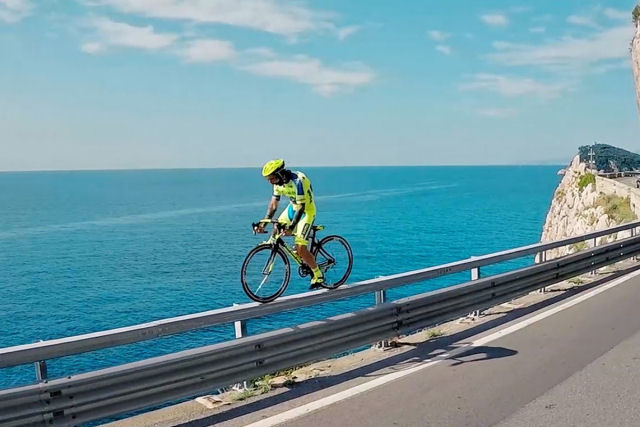 Vittorio Brumotti faz coisas com a bike que os demais nem podemos imaginar