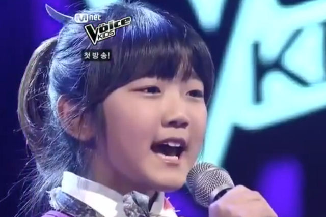Você vai ficar com pele de galinha ao ver esta garota coreana cantar