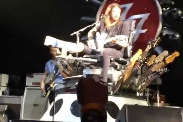 Dave Grohl permite que fã toque bateria durante o show