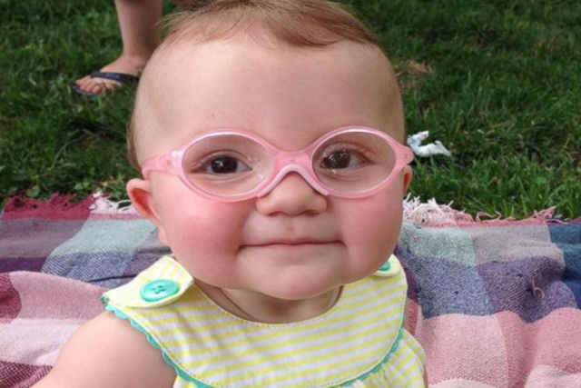 Bebê vendo claramente com óculos pela primeira vez vai fazer você sorrir