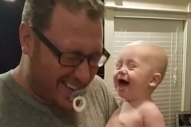 Bebê ri histericamente quando o pai brinca com sua chupeta
