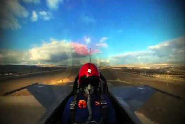 Um piloto atinge os 15.000 pés em 45 segundos