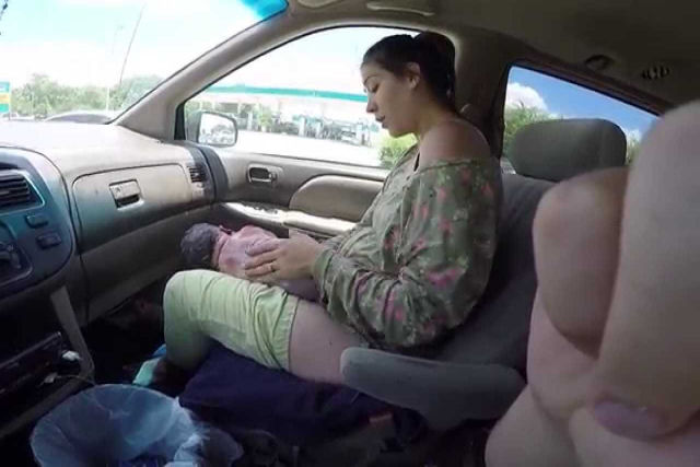 Marido filma esposa dando à luz em carro enquanto se dirige ao hospital