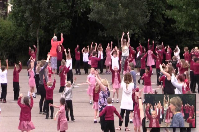 350 estudantes surpreendem professora que estava se aposentando com flashmob emocional