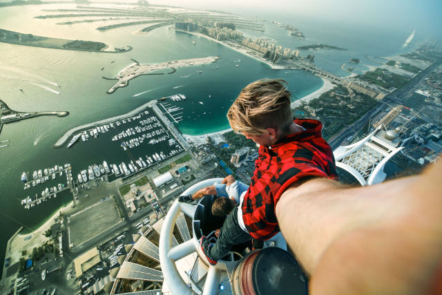 Temerário russo tenta a sorte no topo da torre da princesa em Dubai
