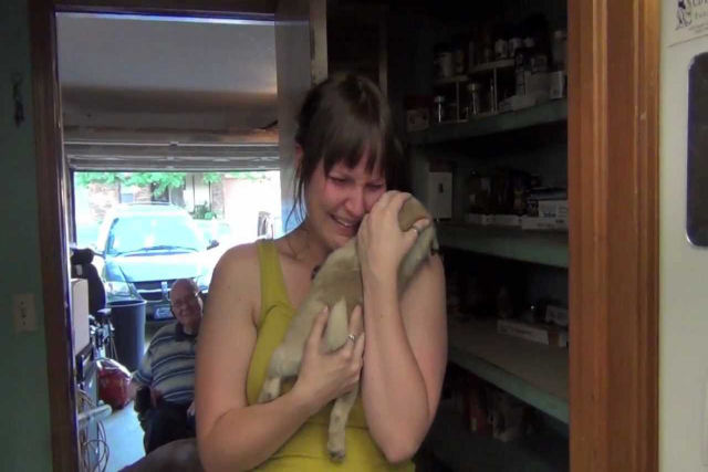 Depois que o cão de sua namorada morreu, esse cara levou para casa a melhor surpresa que ela poderia esperar