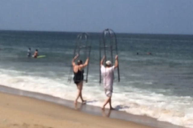 Casal maluco vai nadar usando gaiolas anti-tubarão caseiras