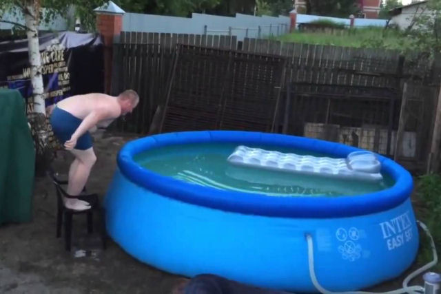 Homem falha miseravelmente ao tentar mergulhar na sua nova piscina