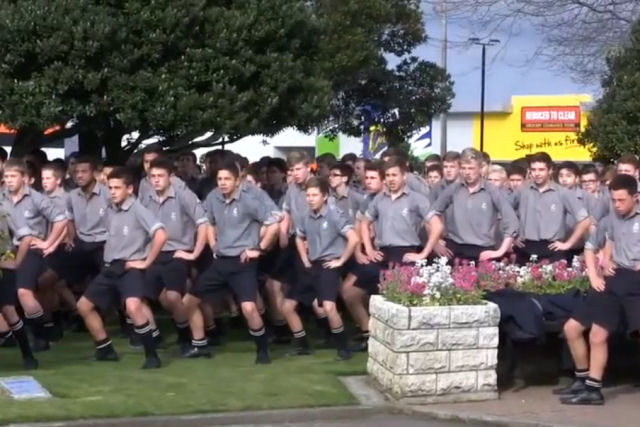 Estudantes neozelandeses do ensino médio dançam a Haka no funeral de professor