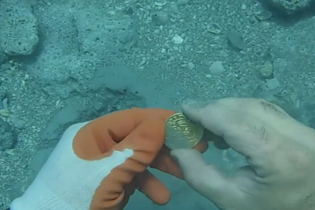 Caçadores de tesouros localizam 1 milhão de dólares em moedas de ouro na costa da Flórida