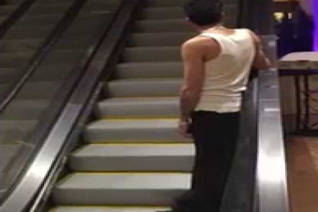 Homem bêbado faz um enorme passeio de escada rolante