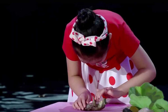 Menina chinesa hipnotiza animais em show ao vivo