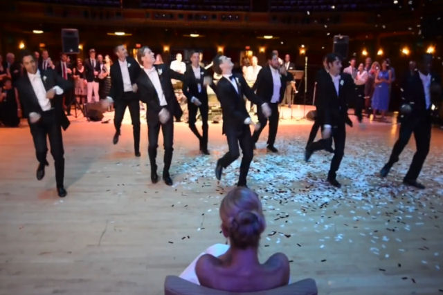 Esta não tem quem supere: a dança de casamento de um bailarino profissional e seus amigos