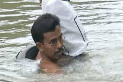 Um professor cruza um rio a nado todas as manhãs para chegar a tempo a sua escola