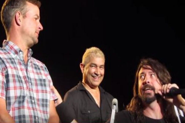 Dave Grohl convidou um cara bêbado chorando para subir ao palco durante show do Foo Fighters
