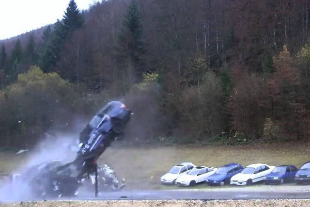 Isto é o que acontece quando um carro impacta a 200 km/h contra outro