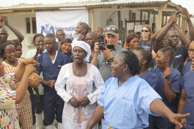 Médicos e pacientes dançam em Serra Leoa para festejar a alta da última paciente de Ebola