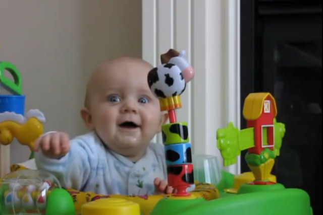 A reação deste bebê quando sua mãe assoa o nariz é para se partir de riso