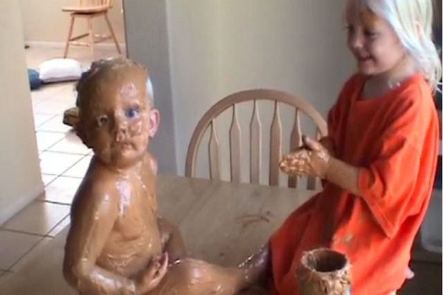 Mãe flagra filha decorando irmão com manteiga de amendoim na cozinha