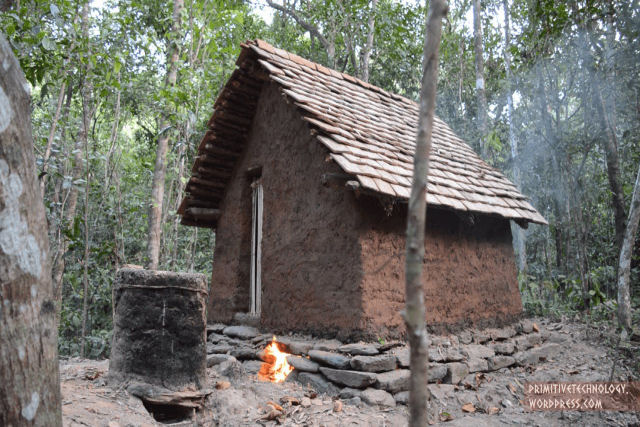 Jovem constrói uma cabana com ferramentas da Idade da Pedra