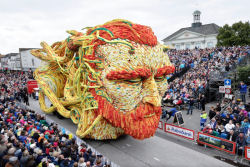 Desfile anual do Corso de Zundert homenageia van Gogh com carros alegóricos monumentais adornados com flores