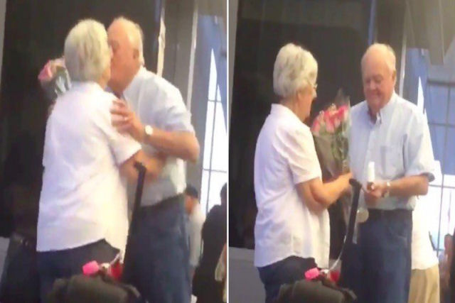 Todos nós gostaríamos de ser este casal adorável de idosos se encontrando no aeroporto