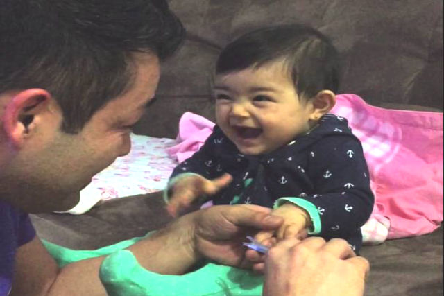 Bebê adorável grita toda vez que o pai tenta cortar as unhas