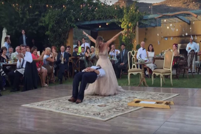 A dança de casamento mais mágica que você jamais viu: o noivo acaba levitando!