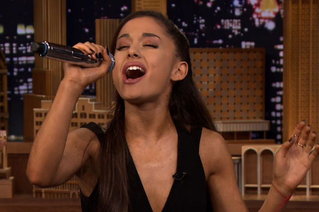 Ariana Grande mostrou no programa de Jimmy Fallon que é uma ótima imitadora