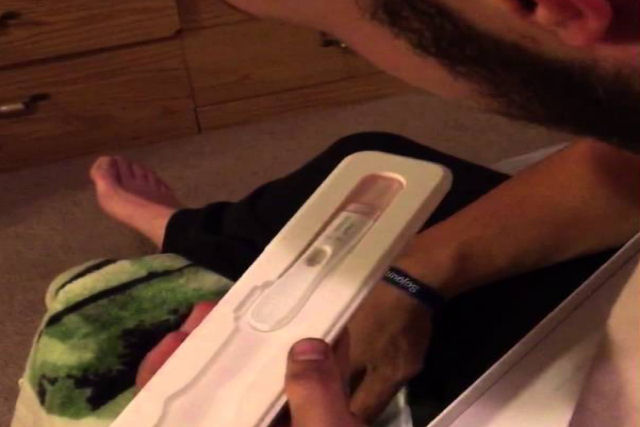 Esposa surpreende marido com teste positivo de gravidez na caixa do relógio da Apple