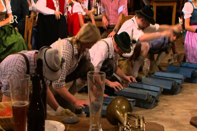 Grupo de percussionistas bávaros utilizam caixas de ferramentas para uma performance única