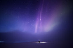 Deslumbrantes autorretratos de um andarilho solitário no Ártico