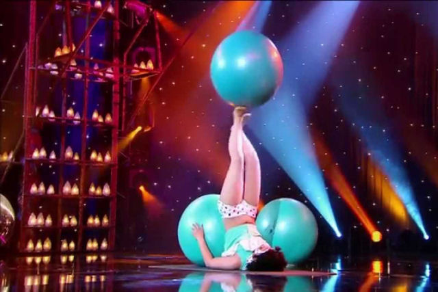 Mulher realiza incrível rotina de ginástica em 3 bolas gigantes saltitantes