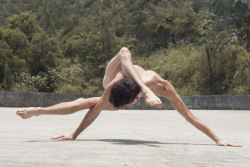 O contorsionista que transforma seu corpo no de um alienígena