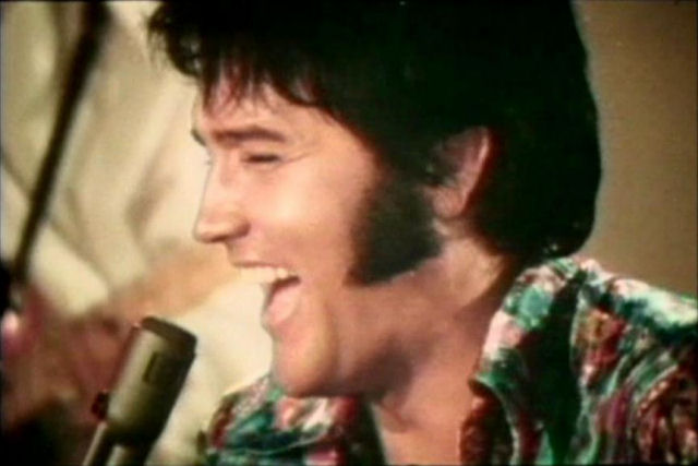 Elvis Presley não conseguia parar de rir nesta apresentação de 1969