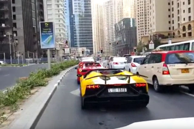 Lamborghini pega fogo espontaneamente nas ruas de Dubai