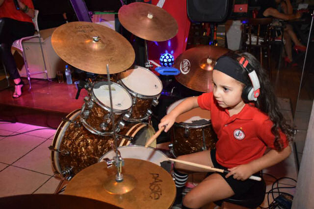 Menina baterista de 5 anos toca rock e surpreende