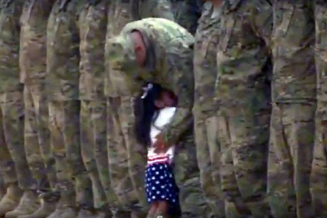 Um abraço que não pôde esperar depois de 9 meses sem ver seu pai, se torna viral